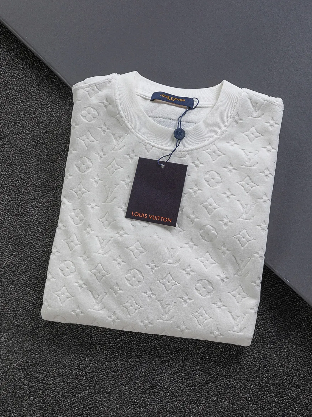 🅿️200 Louis Vuitton 1V slightly wide version S-Xl 25ss new product counter style will never fail, classic style, permanent boutique, timeless classic style, LV jacquard all-over printed terry towel with logo🪡 embroidery pattern, short-sleeved T-shirt, cotton blended terry jersey fabric, original development. This comes from the 2025 beachwear limited series, the full logo jacquard towel highlights the classic Obliaue flower, with S-shaped round neck and topstitching, unique style, decorated with oblique jacquard all over, ribbed round neck with V-shaped topstitching, customized accessories, and the whole body is customized and developed according to the Y board... Complete with three labels, it can control various styles, paying tribute to LV Louis Vuitton's historic year! Coupled with the blessing of full-flower cotton material, both the comfort of the upper body is unparalleled. It can be said to be a must-have companion in summer. The excellent breathability and comfortable wearing feeling are unparalleled ~ recommended! ! Same style for men and women! Color: Black White Size: S-XL Size chart: S: Shoulder width 55-Bust 56-Length 71.5 M: Shoulder width 56.5-Bust 58-Length 73 L: Shoulder width 58-Bust 60-Length 74.5 XL: Shoulder width 59.5-Bust 62-Length 76
